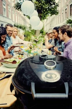 Outdoorchef Holzkohle Kugelgrill Kensington 570 C Schwarz 7 Outdoorchef Holzkohle Kugelgrill Kensington 570 C Schwarz -Grill Verkaufs-Shop 18 400 03 KENSINGTON 570 C 2016 Gruppenbild 01