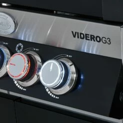 Rösle Gasgrill Videro G3 Schwarz - Modell 2023 Inkl. Abdeckhaube 10 Rösle Gasgrill Videro G3 Schwarz - Modell 2023 Inkl. Abdeckhaube -Grill Verkaufs-Shop 25519 02 Gasgrill BBQ Station Videro G3 schwarz 50mbar 1