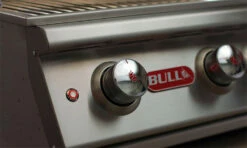 BULL Angus - Gasgrill Mit Infrarot Backburner Und Rotisserie 12 BULL Angus - Gasgrill Mit Infrarot Backburner Und Rotisserie -Grill Verkaufs-Shop BULL Grills Bedienblende 2