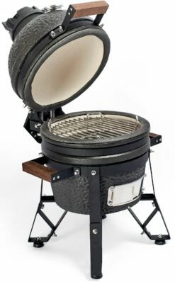 The Bastard Keramikgrill Urban Small - Schwarz Matt - Modell 2023 14 The Bastard Keramikgrill Urban Small - Schwarz Matt - Modell 2023 -Grill Verkaufs-Shop Bastard Keramikgrill Urban Small Deckel offen Seitlich