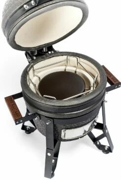 The Bastard Keramikgrill Urban Small - Schwarz Matt - Modell 2023 16 The Bastard Keramikgrill Urban Small - Schwarz Matt - Modell 2023 -Grill Verkaufs-Shop Bastard Keramikgrill Urban Small Hitzeschild BU206