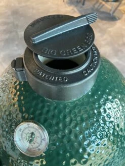 Big Green Egg MiniMax Keramikgrill Mit EGG Carrier Inkl. Zubehörpaket Mit Looftlighter 31 Big Green Egg MiniMax Keramikgrill Mit EGG Carrier Inkl. Zubehörpaket Mit Looftlighter -Grill Verkaufs-Shop Big Green Egg Deckelventil MiniMax Reggulator oben 1
