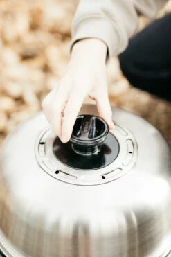 Cobb Grill Premier AIR Deluxe Holzkohlegrill - Modell 2023 17 Cobb Grill Premier AIR Deluxe Holzkohlegrill - Modell 2023 -Grill Verkaufs-Shop Cobb Grill Premier AIR Deluxe Deckel Ventil