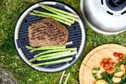 Cobb Grill Premier AIR Deluxe Holzkohlegrill - Modell 2023 14 Cobb Grill Premier AIR Deluxe Holzkohlegrill - Modell 2023 -Grill Verkaufs-Shop Cobb Premier Air Deluxe Lifestyle