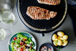 Cobb Grill Premier+ Gas Deluxe Gasgrill 30mbar - Modell 2023 14 Cobb Grill Premier+ Gas Deluxe Gasgrill 30mbar - Modell 2023 -Grill Verkaufs-Shop Cobb Premier Plus Deluxe Gasgrill Lifestyle