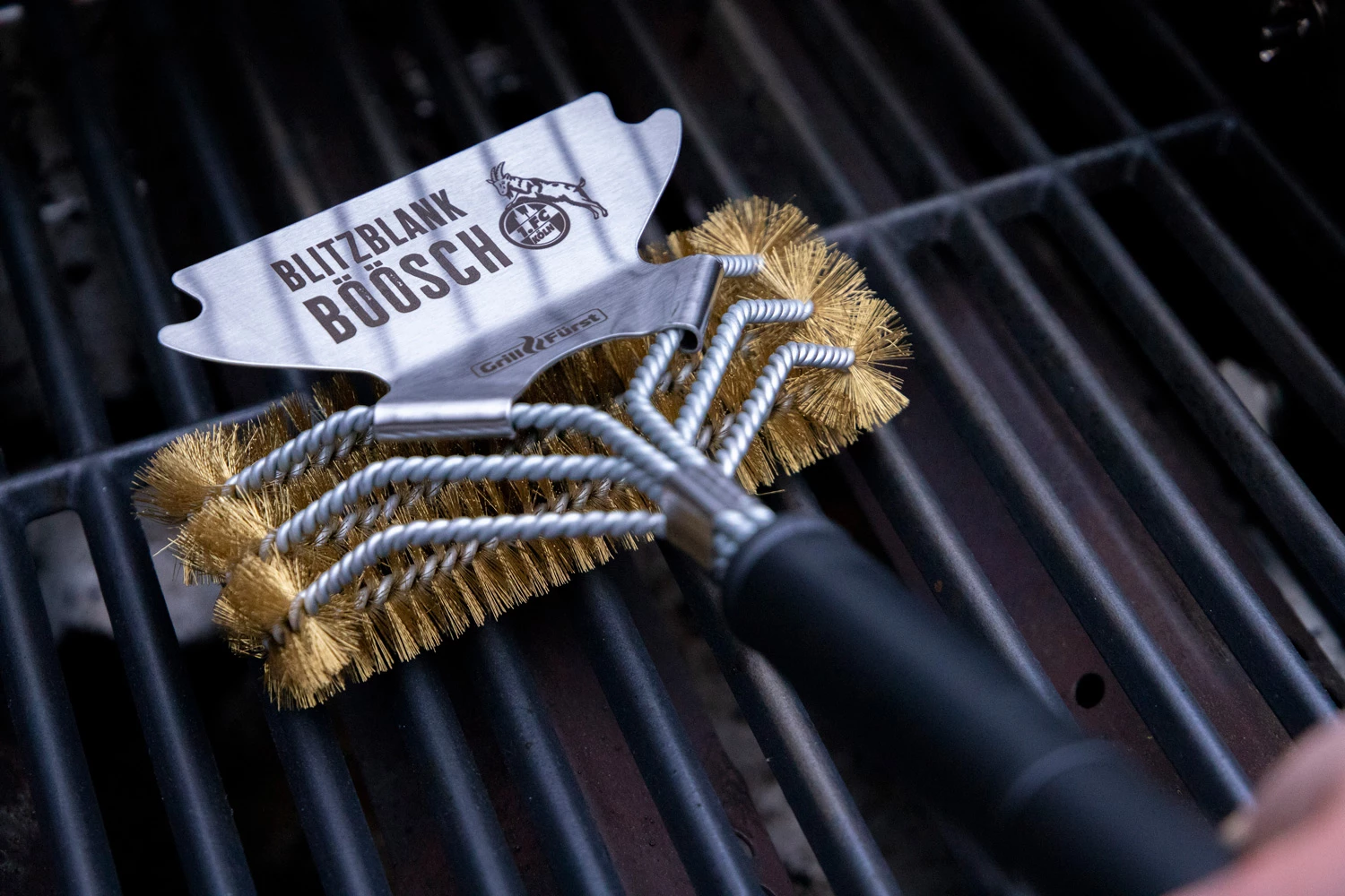 Grillfürst Grillbürste - 1. FC Köln Edition - Messing, Mit Breitem 3-fach Bürstenkopf Und Schaber 2 Grillfürst Grillbürste - 1. FC Köln Edition - Messing, Mit Breitem 3-fach Bürstenkopf Und Schaber – Bild 2