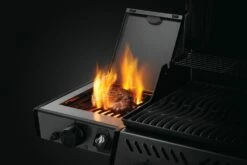 Napoleon Freestyle 425 Gasgrill - Mit Sizzle Zone - Limited Robin Schulz Barbecue Edition - Inkl. Mega Zubehörpaket 28 Napoleon Freestyle 425 Gasgrill - Mit Sizzle Zone - Limited Robin Schulz Barbecue Edition - Inkl. Mega Zubehörpaket -Grill Verkaufs-Shop Freestyle F365 F425 Detail IR SideBurner Steak