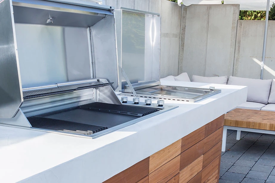 Grillfürst Outdoor Küche Mit Beton-Arbeitsplatte Und HPL-Unterschrank - Mit Edler Holzverkleidung (300 Cm X 80 Cm) - Mit Einbaugrill Und Planchagrill 2 Grillfürst Outdoor Küche Mit Beton-Arbeitsplatte Und HPL-Unterschrank - Mit Edler Holzverkleidung (300 Cm X 80 Cm) - Mit Einbaugrill Und Planchagrill – Bild 2