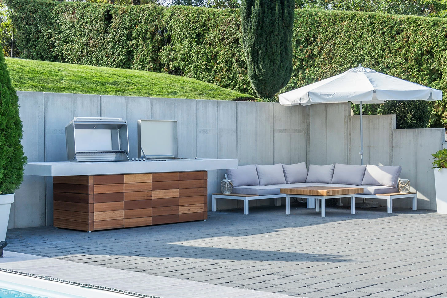 Grillfürst Outdoor Küche Mit Beton-Arbeitsplatte Und HPL-Unterschrank - Mit Edler Holzverkleidung (300 Cm X 80 Cm) - Mit Einbaugrill Und Planchagrill 4 Grillfürst Outdoor Küche Mit Beton-Arbeitsplatte Und HPL-Unterschrank - Mit Edler Holzverkleidung (300 Cm X 80 Cm) - Mit Einbaugrill Und Planchagrill – Bild 4