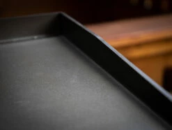 Grillfürst Plancha Grill - 2 Brenner Mit Insgesamt 7 KW Und Edelstahl Plancha - Inkl. 2 Stk. Plancha Spatel Und Grillzange -Grill Verkaufs-Shop Grillfuerst Plancha Grill Materialstaerke 5 mm