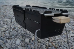Knister Grill Original - Ausziehbarer Holzkohle Kompaktgrill 33 Knister Grill Original - Ausziehbarer Holzkohle Kompaktgrill -Grill Verkaufs-Shop Knister Grill Beine auf Steinen