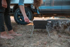 Knister Grill Small - Holzkohle Kompaktgrill 21 Knister Grill Small - Holzkohle Kompaktgrill -Grill Verkaufs-Shop Knister Grill Campinggrill Beine Wiese