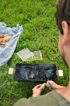 Knister Grill Original - Ausziehbarer Holzkohle Kompaktgrill 30 Knister Grill Original - Ausziehbarer Holzkohle Kompaktgrill -Grill Verkaufs-Shop Knister auf der Wiese