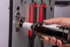 Grillfürst G410E 4-Brenner Gasgrill - 1. FC Köln Edition - Edelstahlroste -Grill Verkaufs-Shop Koeln Grill Flaschenoeffner Unterschrank Tuer 8