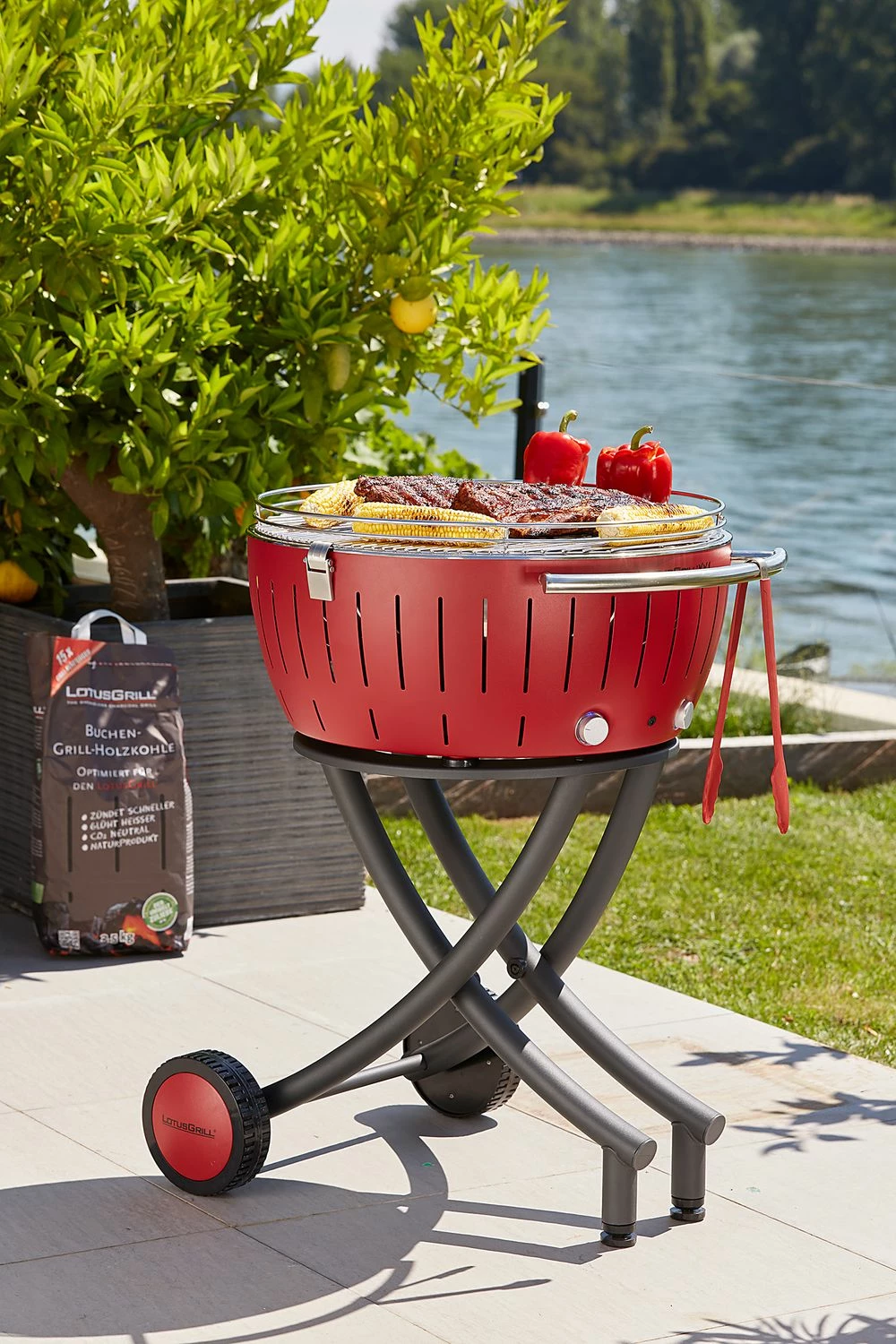 LotusGrill XXL - Holzkohle Grillstation - Feuerrot 3 LotusGrill XXL - Holzkohle Grillstation - Feuerrot – Bild 3