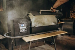 Moesta Pelletgrill Sheriff Inklusive Bambus Ablagebrett - Modell 2023 -Grill Verkaufs-Shop Moesta Pelletgrill Sheriff Anwendung