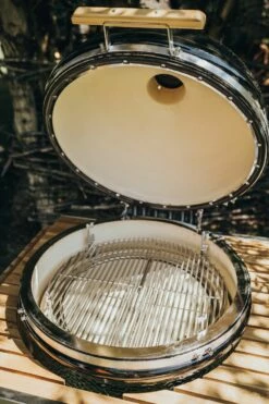 Monolith Grill LeCHEF PRO-Serie 2.0 Schwarz - MIT Gestell Und Seitentischen 13 Monolith Grill LeCHEF PRO-Serie 2.0 Schwarz - MIT Gestell Und Seitentischen -Grill Verkaufs-Shop Monolith Le Chef Deckel offen Keramikgrill