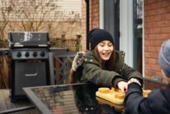 Napoleon Freestyle 425 Gasgrill, Graphit - Mit Sizzle Zone - Modell 2023 -Grill Verkaufs-Shop Napoleon Freestyle 425 SIB Lifestyle Balkon 1