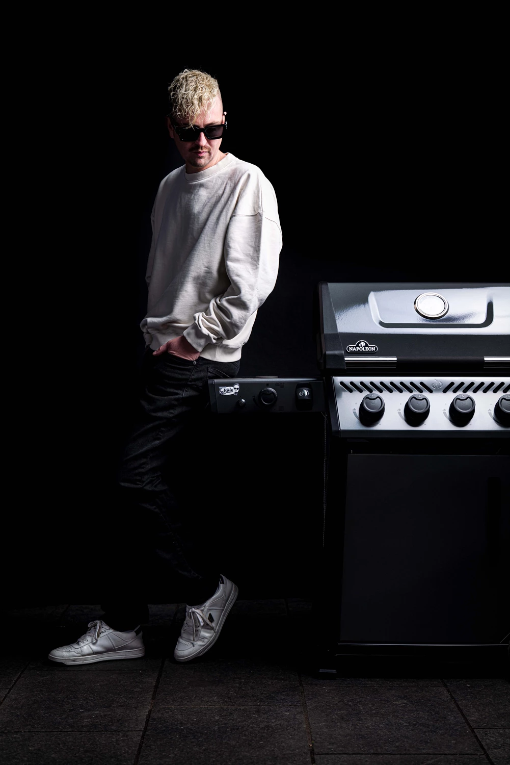 Napoleon Freestyle 425 Gasgrill - Mit Sizzle Zone - Limited Robin Schulz Barbecue Edition - Inkl. Mega Zubehörpaket 2 Napoleon Freestyle 425 Gasgrill - Mit Sizzle Zone - Limited Robin Schulz Barbecue Edition - Inkl. Mega Zubehörpaket – Bild 2