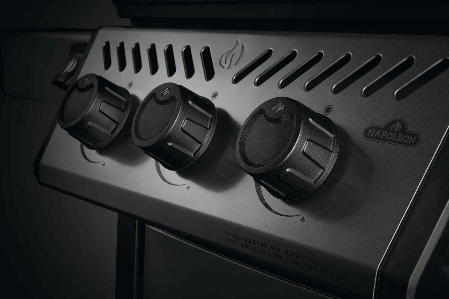 Napoleon Freestyle 365 Gasgrill, Graphit - Mit Seitenbrenner - Modell 2023 - X-DEAL Inkl. Abdeckhaube Und Gussplatte 7 Napoleon Freestyle 365 Gasgrill, Graphit - Mit Seitenbrenner - Modell 2023 - X-DEAL Inkl. Abdeckhaube Und Gussplatte – Bild 7