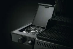 Napoleon Freestyle 365 Gasgrill, Graphit - Mit Seitenbrenner - Modell 2023 - X-DEAL Inkl. Drehspiess -Grill Verkaufs-Shop Napoleon Freestyle Gasgrill Seitenbrenner 1