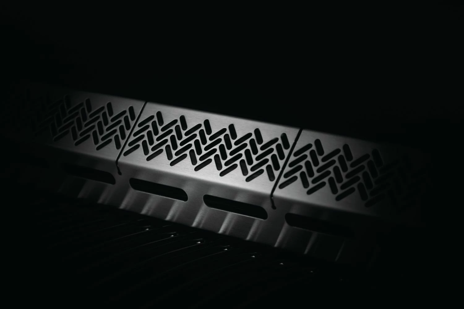 Napoleon Rogue 425 Gasgrill - All Black - Mit Seitenbrenner - Hero Modell 2023 Mit Heckbrenner Inkl. Drehspieß, Abdeckhaube Und Grillplatte 5 Napoleon Rogue 425 Gasgrill - All Black - Mit Seitenbrenner - Hero Modell 2023 Mit Heckbrenner Inkl. Drehspieß, Abdeckhaube Und Grillplatte – Bild 5