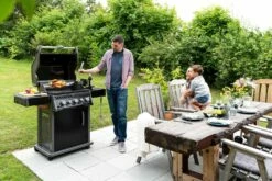 Napoleon Rogue 425 Gasgrill Mit Seitenbrenner Und Heckbrenner Inkl. Drehspieß 33 Napoleon Rogue 425 Gasgrill Mit Seitenbrenner Und Heckbrenner Inkl. Drehspieß -Grill Verkaufs-Shop Napoleon Gasgrill Rogue 425 Hero Lifestyle 01