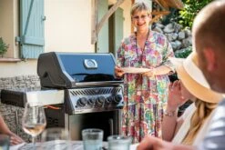 Napoleon Rogue SE 425 Gasgrill, Schwarz Mit Gussrosten, Sizzle Zone Und Heckbrenner - Hero Modell 2023 Inkl. Drehspieß 38 Napoleon Rogue SE 425 Gasgrill, Schwarz Mit Gussrosten, Sizzle Zone Und Heckbrenner - Hero Modell 2023 Inkl. Drehspieß -Grill Verkaufs-Shop Napoleon Gasgrill Rogue SE 425 Lifestyle 01