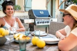 Napoleon Rogue SE 425 Gasgrill, Schwarz Mit Gussrosten, Sizzle Zone Und Heckbrenner - Hero Modell 2023 Inkl. Drehspieß 39 Napoleon Rogue SE 425 Gasgrill, Schwarz Mit Gussrosten, Sizzle Zone Und Heckbrenner - Hero Modell 2023 Inkl. Drehspieß -Grill Verkaufs-Shop Napoleon Gasgrill Rogue SE 425 Lifestyle 02