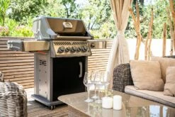 Napoleon Rogue SE 425 Gasgrill, Schwarz Mit Gussrosten, Sizzle Zone Und Heckbrenner - Hero Modell 2023 Inkl. Drehspieß 37 Napoleon Rogue SE 425 Gasgrill, Schwarz Mit Gussrosten, Sizzle Zone Und Heckbrenner - Hero Modell 2023 Inkl. Drehspieß -Grill Verkaufs-Shop Napoleon Gasgrill Rogue SE 425 Lifestyle Terasse