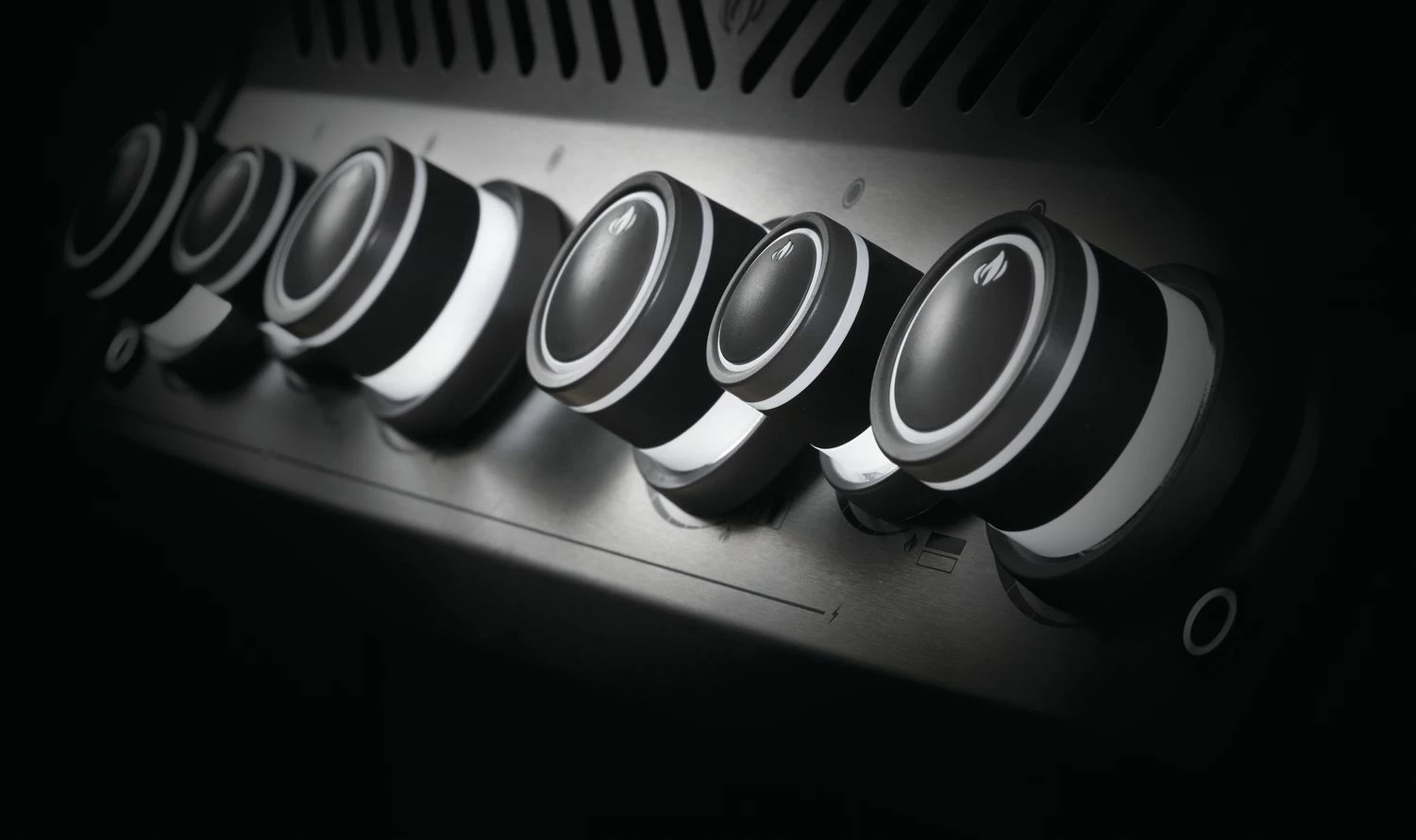 Napoleon Rogue SE 525 Gasgrill - All-black - Mit Edelstahlrosten, Sizzle Zone Und Heckbrenner - Grillfürst Edition Inkl. Abdeckhaube Im Karton - Modell 2022 8 Napoleon Rogue SE 525 Gasgrill - All-black - Mit Edelstahlrosten, Sizzle Zone Und Heckbrenner - Grillfürst Edition Inkl. Abdeckhaube Im Karton - Modell 2022 – Bild 8