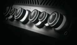 Napoleon Rogue SE 525 Gasgrill - All-black - Mit Sizzle Zone Und Heckbrenner - Grillfürst Edition - X-DEAL Inkl. Abdeckhaube, Gussplatte Und Drehspieß-Set - Modell 2022 23 Napoleon Rogue SE 525 Gasgrill - All-black - Mit Sizzle Zone Und Heckbrenner - Grillfürst Edition - X-DEAL Inkl. Abdeckhaube, Gussplatte Und Drehspieß-Set - Modell 2022 -Grill Verkaufs-Shop Napoleon Gasgrill SE525 Drehregler beleuchtet 4