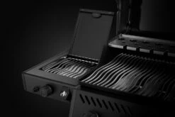 Napoleon Phantom Freestyle 425 Gasgrill, Mattschwarz - Mit Sizzle Zone Und Tür - Modell 2023 -Grill Verkaufs-Shop Napoleon Phantom Freestyle F425DSIBPK PHM Detail Side Burner
