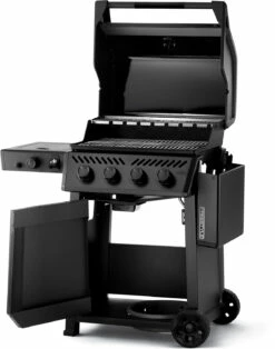 Napoleon Phantom Freestyle 425 Gasgrill, Mattschwarz - Mit Sizzle Zone Und Tür - Modell 2023 -Grill Verkaufs-Shop Napoleon Phantom Freestyle F425DSIBPK PHM Prod Open Ang