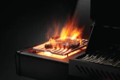 Napoleon Phantom Prestige 500 Gasgrill, Mattschwarz - Modell 2023 -Grill Verkaufs-Shop Napoleon Phantom Prestige 500 p500phm Detail side burner steak