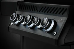 Napoleon Phantom Rogue SE 425 Gasgrill, Mattschwarz Mit Sizzle Zone Und Heckbrenner - Modell 2023 -Grill Verkaufs-Shop Napoleon Phantom Rogue RSE425SIBK 1PHM Detail Knobs
