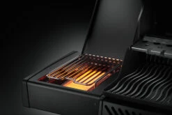 Napoleon Phantom Rogue SE 425 Gasgrill, Mattschwarz Mit Sizzle Zone Und Heckbrenner - Modell 2023 -Grill Verkaufs-Shop Napoleon Phantom Rogue RSE425SIBK 1PHM Detail Side Burnr No 16 1671185649