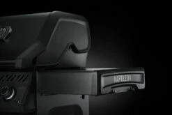 Napoleon Phantom Rogue SE 425 Gasgrill, Mattschwarz Mit Sizzle Zone Und Heckbrenner - Modell 2023 -Grill Verkaufs-Shop Napoleon Phantom Rogue RSE425SIBK 1PHM Detail Side Shelf