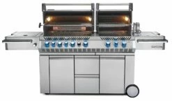 Napoleon Prestige Pro 825-3 Edelstahl Gasgrill Inkl. Drehspieß Und Bodenbeleuchtung + Gratis Napoleon Holzkohlegrill Kugelgrill Ø 57cm -Grill Verkaufs-Shop Napoleon Prestige Pro 825 Gasgrill offen 2