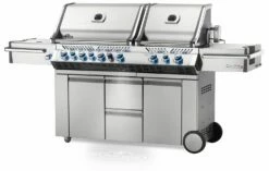 Napoleon Prestige Pro 825-3 Edelstahl Gasgrill Inkl. Drehspieß Und Bodenbeleuchtung + Gratis Napoleon Holzkohlegrill Kugelgrill Ø 57cm -Grill Verkaufs-Shop Napoleon Prestige Pro 825 Gasgrill seitlich 2