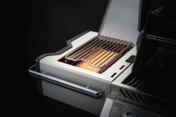 Napoleon Prestige Pro 500-3 Edelstahl Gasgrill Inkl. Drehspieß - X-DEAL Inkl. Napoleon TravelQ PRO285 Kompakt Gasgrill -Grill Verkaufs-Shop Napoleon Prestige Pro Sizzle Zone Offen 4