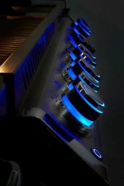 Napoleon Prestige Pro 665-3 Edelstahl Gasgrill Inkl. Drehspieß - X-DEAL Inkl. Napoleon TravelQ PRO285 Kompakt Gasgrill -Grill Verkaufs-Shop Napoleon Prestige Pro beleuchtere Drehregler blau 2