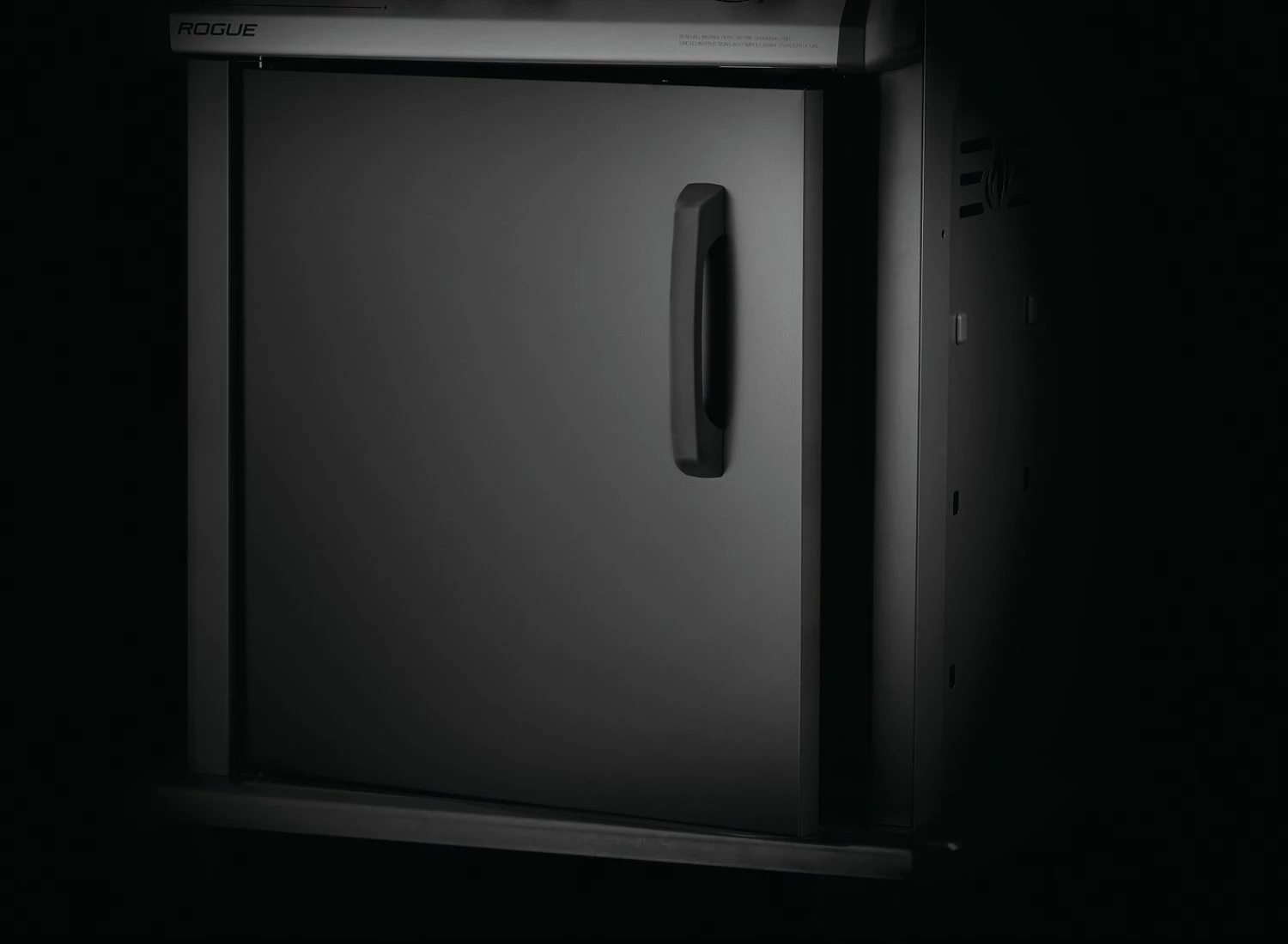 Napoleon Rogue SE 425 Gasgrill, Schwarz Mit Gussrosten, Sizzle Zone Und Heckbrenner - Hero Modell 2023 Inkl. Drehspieß 14 Napoleon Rogue SE 425 Gasgrill, Schwarz Mit Gussrosten, Sizzle Zone Und Heckbrenner - Hero Modell 2023 Inkl. Drehspieß – Bild 14