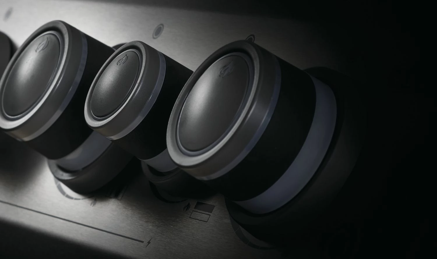 Napoleon Rogue SE 425 Gasgrill, Schwarz Mit Gussrosten, Sizzle Zone Und Heckbrenner - Hero Modell 2023 Inkl. Drehspieß 3 Napoleon Rogue SE 425 Gasgrill, Schwarz Mit Gussrosten, Sizzle Zone Und Heckbrenner - Hero Modell 2023 Inkl. Drehspieß – Bild 3