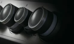 Napoleon Rogue SE 425 Gasgrill, Schwarz Mit Gussrosten - Hero Modell 2023 Inkl. Drehspieß - SMART Deal Inkl. Grillfürst Grill Control -Grill Verkaufs-Shop Napoleon Rogue SE Drehknoepfe 4