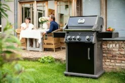 Napoleon Rogue XT 425 Gasgrill - All Black - Mit Sizzle Zone - Modell 2023 -Grill Verkaufs-Shop Napoleon Rogue XT 425 Gasgrill mit Sizzle Zone Lifestyle