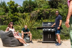 Napoleon Rogue XT 525 Gasgrill - All Black - Mit Sizzle Zone - Modell 2023 -Grill Verkaufs-Shop Napoleon Rogue XT 525 Gasgrill mit Sizzle Zone Lifestyle01