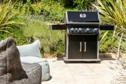 Napoleon Rogue XT 525 Gasgrill - All Black - Mit Sizzle Zone - Modell 2023 -Grill Verkaufs-Shop Napoleon Rogue XT 525 Gasgrill mit Sizzle Zone Lifestyle02