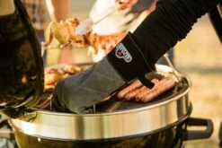 Napoleon Holzkohlegrill Kugelgrill Ø 57cm Mit Gussrost Und Deckelscharnier PRO22K-LEG -Grill Verkaufs-Shop Napoleon pro22k leg lifestyle2