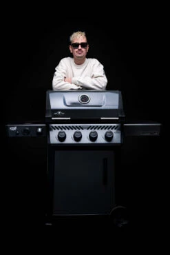Napoleon Freestyle 425 Gasgrill - Mit Sizzle Zone - Limited Robin Schulz Barbecue Edition - Inkl. Mega Zubehörpaket 23 Napoleon Freestyle 425 Gasgrill - Mit Sizzle Zone - Limited Robin Schulz Barbecue Edition - Inkl. Mega Zubehörpaket -Grill Verkaufs-Shop Napoleon und DJ Robin Schulz Freesystel Sonderedition